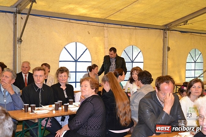 Zdjęcie w galerii na portalu naszraciborz.pl: Piosenka religijna w deszczu słodyczy! wiadomości z regionu