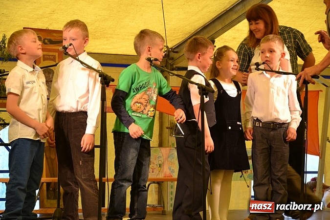 Zdjęcie w galerii na portalu naszraciborz.pl: Piosenka religijna w deszczu słodyczy! wiadomości z regionu