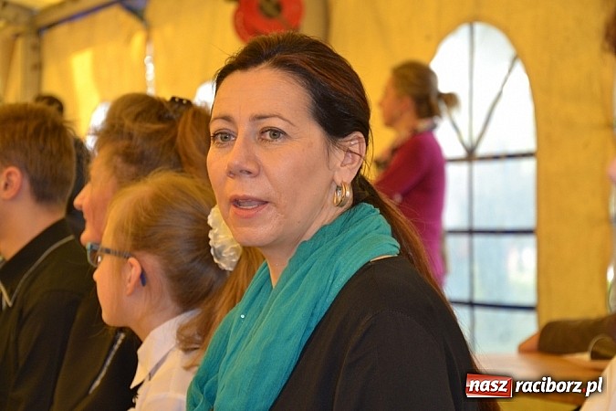 Zdjęcie w galerii na portalu naszraciborz.pl: Piosenka religijna w deszczu słodyczy! wiadomości z regionu