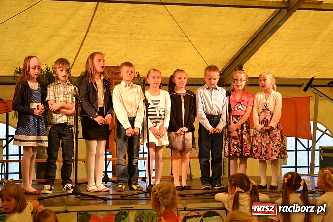 Zdjęcie w galerii na portalu naszraciborz.pl: Piosenka religijna w deszczu słodyczy! wiadomości z regionu