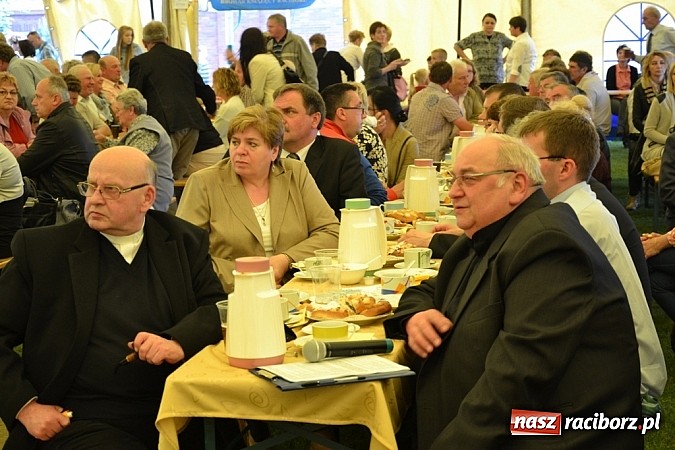Zdjęcie w galerii na portalu naszraciborz.pl: Piosenka religijna w deszczu słodyczy! wiadomości z regionu
