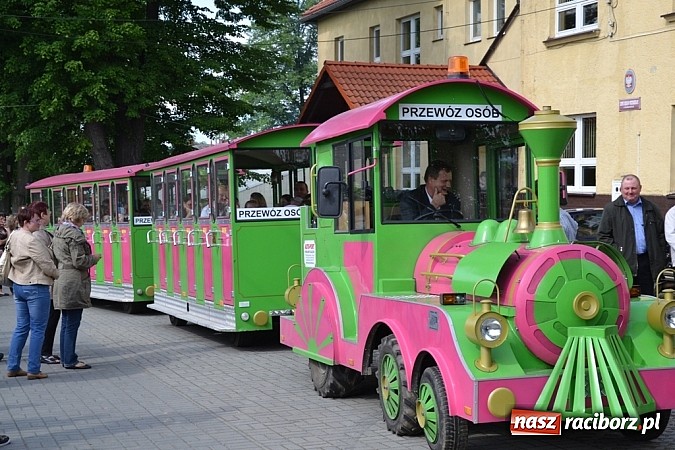 Zdjęcie w galerii na portalu naszraciborz.pl: Piosenka religijna w deszczu słodyczy! wiadomości z regionu