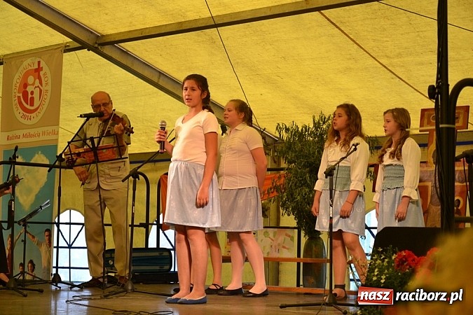 Zdjęcie w galerii na portalu naszraciborz.pl: Piosenka religijna w deszczu słodyczy! wiadomości z regionu