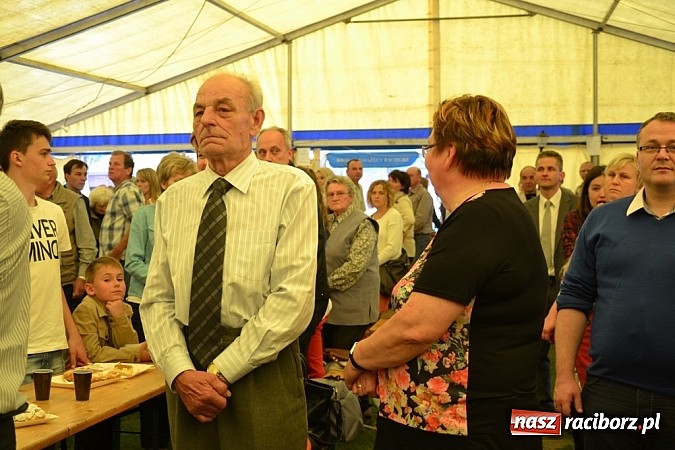 Zdjęcie w galerii na portalu naszraciborz.pl: Piosenka religijna w deszczu słodyczy! wiadomości z regionu