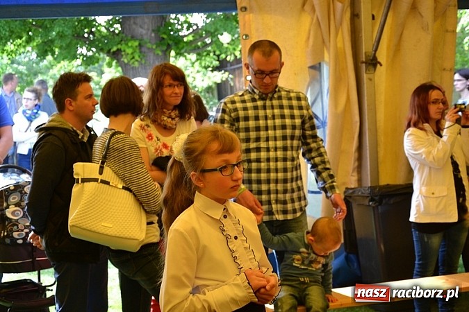 Zdjęcie w galerii na portalu naszraciborz.pl: Piosenka religijna w deszczu słodyczy! wiadomości z regionu