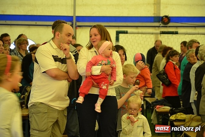 Zdjęcie w galerii na portalu naszraciborz.pl: Piosenka religijna w deszczu słodyczy! wiadomości z regionu