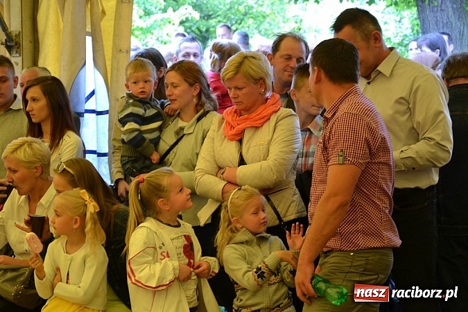 Zdjęcie w galerii na portalu naszraciborz.pl: Piosenka religijna w deszczu słodyczy! wiadomości z regionu