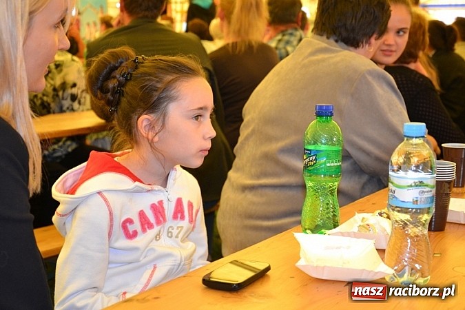 Zdjęcie w galerii na portalu naszraciborz.pl: Piosenka religijna w deszczu słodyczy! wiadomości z regionu