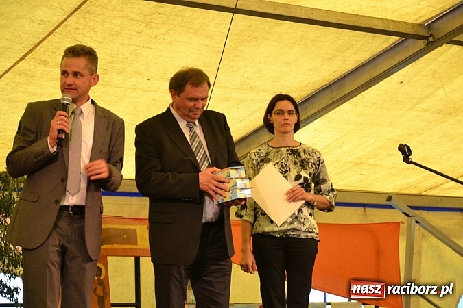 Zdjęcie w galerii na portalu naszraciborz.pl: Piosenka religijna w deszczu słodyczy! wiadomości z regionu