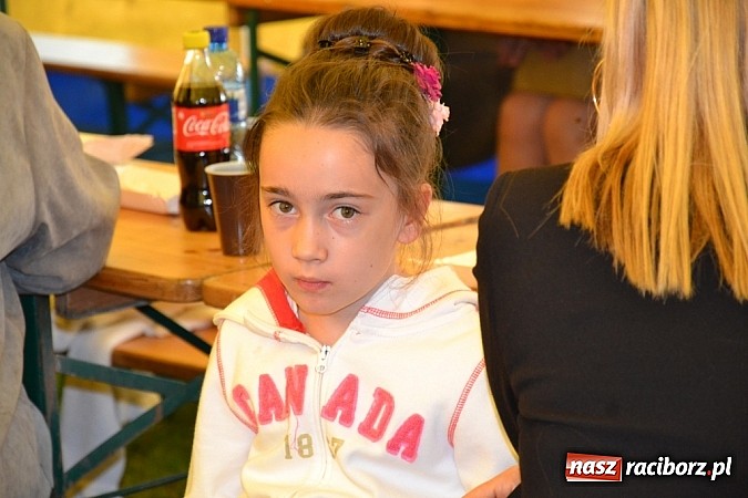 Zdjęcie w galerii na portalu naszraciborz.pl: Piosenka religijna w deszczu słodyczy! wiadomości z regionu