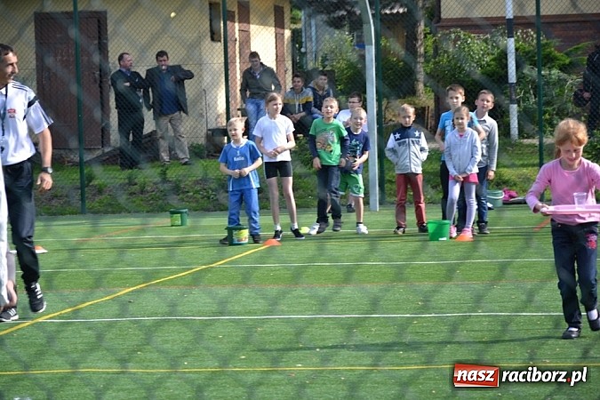 Zdjęcie w galerii na portalu naszraciborz.pl: Piosenka religijna w deszczu słodyczy! wiadomości z regionu