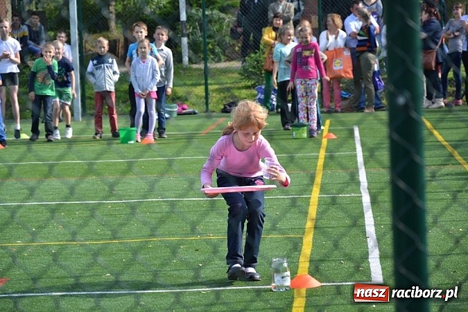 Zdjęcie w galerii na portalu naszraciborz.pl: Piosenka religijna w deszczu słodyczy! wiadomości z regionu