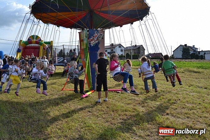 Zdjęcie w galerii na portalu naszraciborz.pl: Piosenka religijna w deszczu słodyczy! wiadomości z regionu