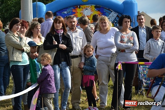 Zdjęcie w galerii na portalu naszraciborz.pl: Piosenka religijna w deszczu słodyczy! wiadomości z regionu