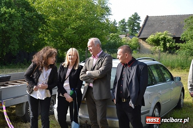 Zdjęcie w galerii na portalu naszraciborz.pl: Piosenka religijna w deszczu słodyczy! wiadomości z regionu