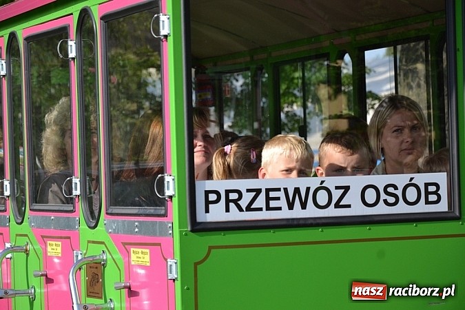 Zdjęcie w galerii na portalu naszraciborz.pl: Piosenka religijna w deszczu słodyczy! wiadomości z regionu