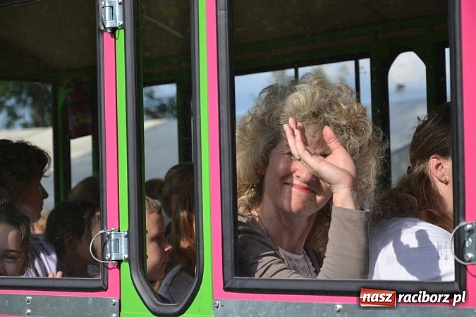Zdjęcie w galerii na portalu naszraciborz.pl: Piosenka religijna w deszczu słodyczy! wiadomości z regionu