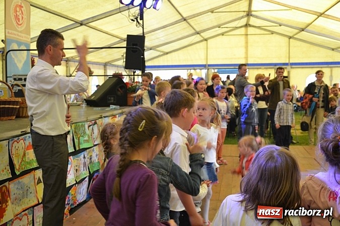 Zdjęcie w galerii na portalu naszraciborz.pl: Piosenka religijna w deszczu słodyczy! wiadomości z regionu