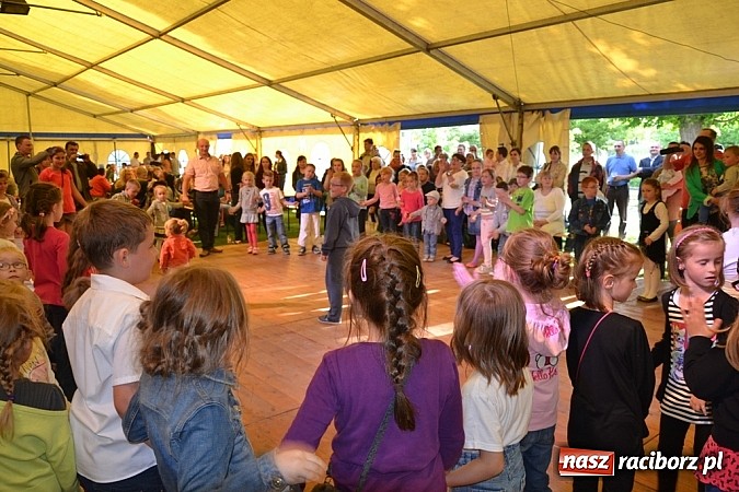 Zdjęcie w galerii na portalu naszraciborz.pl: Piosenka religijna w deszczu słodyczy! wiadomości z regionu