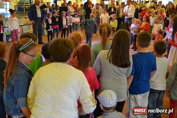 Zdjęcie w galerii na portalu naszraciborz.pl: Piosenka religijna w deszczu słodyczy! wiadomości z regionu