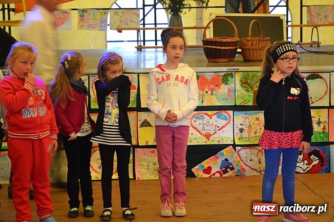 Zdjęcie w galerii na portalu naszraciborz.pl: Piosenka religijna w deszczu słodyczy! wiadomości z regionu