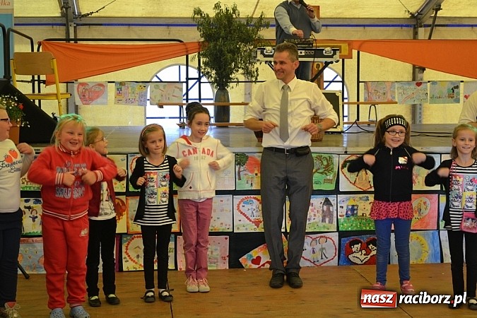 Zdjęcie w galerii na portalu naszraciborz.pl: Piosenka religijna w deszczu słodyczy! wiadomości z regionu