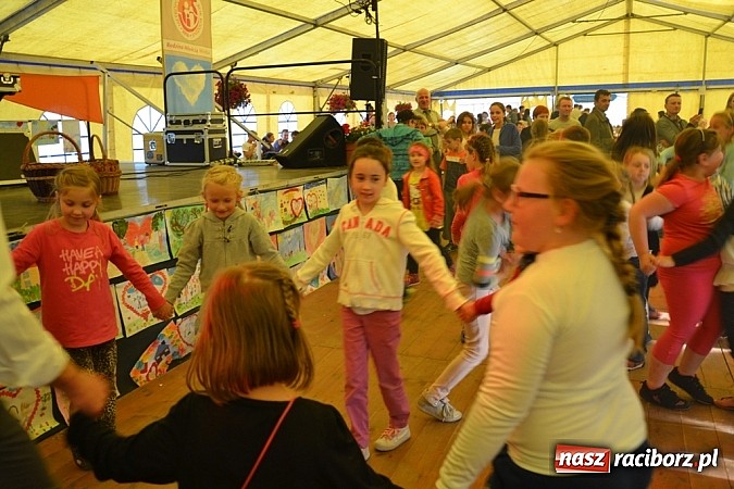 Zdjęcie w galerii na portalu naszraciborz.pl: Piosenka religijna w deszczu słodyczy! wiadomości z regionu