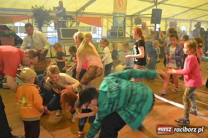 Zdjęcie w galerii na portalu naszraciborz.pl: Piosenka religijna w deszczu słodyczy! wiadomości z regionu