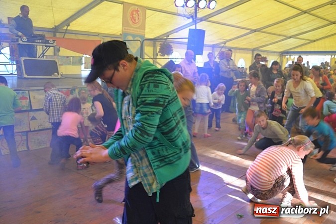 Zdjęcie w galerii na portalu naszraciborz.pl: Piosenka religijna w deszczu słodyczy! wiadomości z regionu