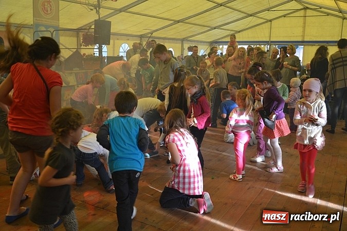 Zdjęcie w galerii na portalu naszraciborz.pl: Piosenka religijna w deszczu słodyczy! wiadomości z regionu