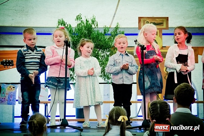 Zdjęcie w galerii na portalu naszraciborz.pl: Piosenka religijna w deszczu słodyczy! wiadomości z regionu