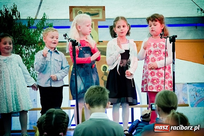 Zdjęcie w galerii na portalu naszraciborz.pl: Piosenka religijna w deszczu słodyczy! wiadomości z regionu