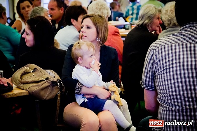 Zdjęcie w galerii na portalu naszraciborz.pl: Piosenka religijna w deszczu słodyczy! wiadomości z regionu