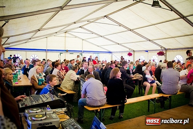 Zdjęcie w galerii na portalu naszraciborz.pl: Piosenka religijna w deszczu słodyczy! wiadomości z regionu