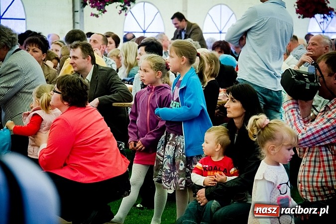 Zdjęcie w galerii na portalu naszraciborz.pl: Piosenka religijna w deszczu słodyczy! wiadomości z regionu