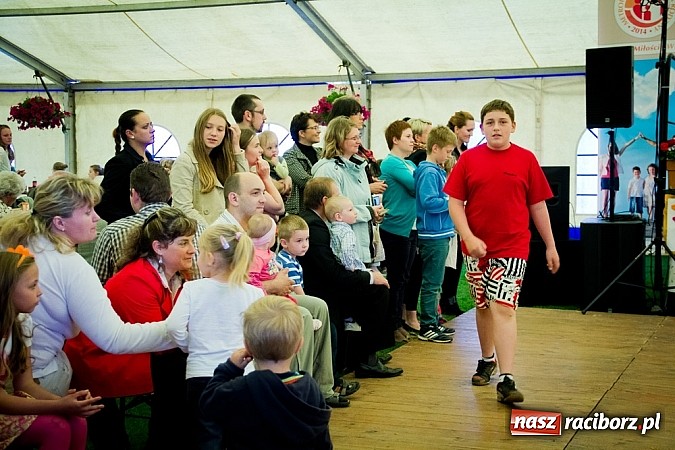 Zdjęcie w galerii na portalu naszraciborz.pl: Piosenka religijna w deszczu słodyczy! wiadomości z regionu
