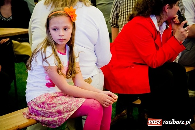 Zdjęcie w galerii na portalu naszraciborz.pl: Piosenka religijna w deszczu słodyczy! wiadomości z regionu