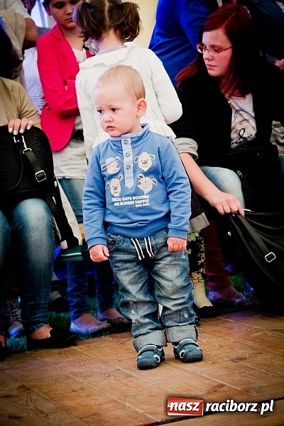 Zdjęcie w galerii na portalu naszraciborz.pl: Piosenka religijna w deszczu słodyczy! wiadomości z regionu