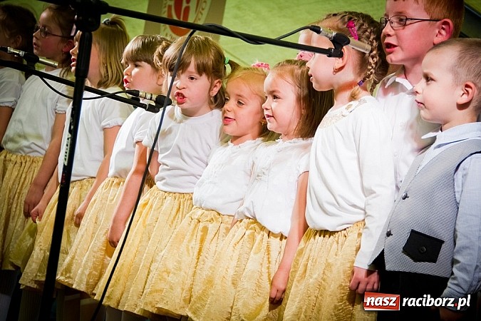 Zdjęcie w galerii na portalu naszraciborz.pl: Piosenka religijna w deszczu słodyczy! wiadomości z regionu
