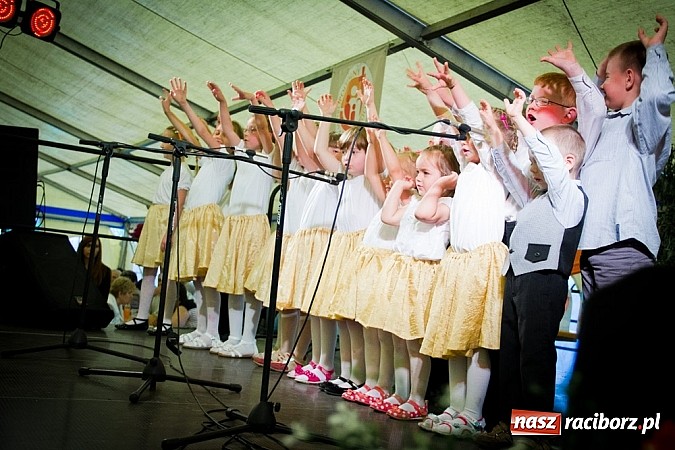 Zdjęcie w galerii na portalu naszraciborz.pl: Piosenka religijna w deszczu słodyczy! wiadomości z regionu