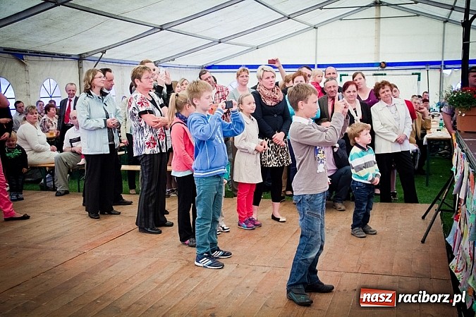Zdjęcie w galerii na portalu naszraciborz.pl: Piosenka religijna w deszczu słodyczy! wiadomości z regionu