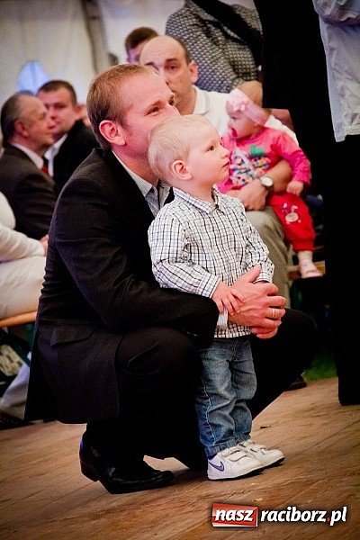 Zdjęcie w galerii na portalu naszraciborz.pl: Piosenka religijna w deszczu słodyczy! wiadomości z regionu