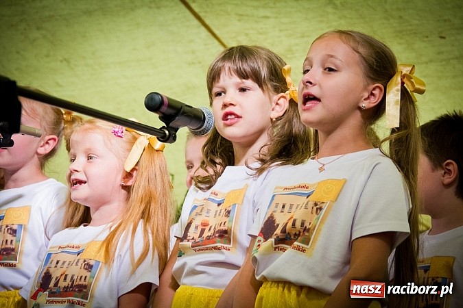 Zdjęcie w galerii na portalu naszraciborz.pl: Piosenka religijna w deszczu słodyczy! wiadomości z regionu