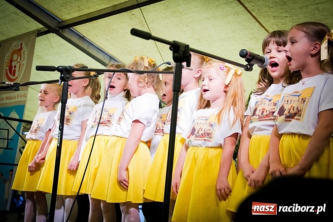 Zdjęcie w galerii na portalu naszraciborz.pl: Piosenka religijna w deszczu słodyczy! wiadomości z regionu