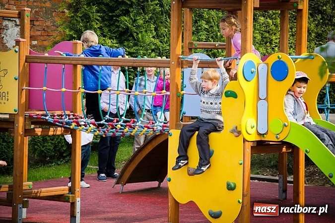 Zdjęcie w galerii na portalu naszraciborz.pl: Piosenka religijna w deszczu słodyczy! wiadomości z regionu