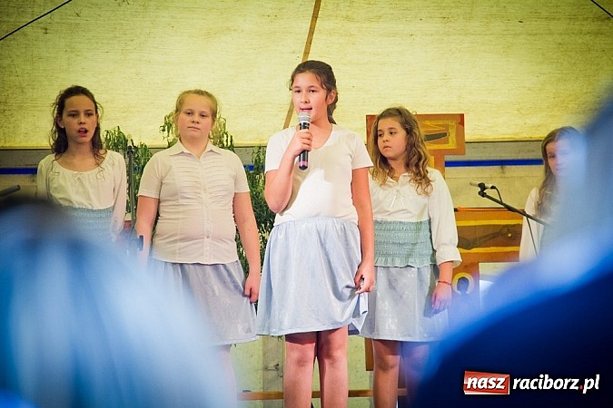 Zdjęcie w galerii na portalu naszraciborz.pl: Piosenka religijna w deszczu słodyczy! wiadomości z regionu