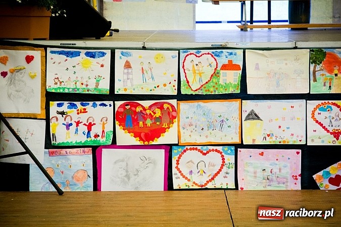 Zdjęcie w galerii na portalu naszraciborz.pl: Piosenka religijna w deszczu słodyczy! wiadomości z regionu