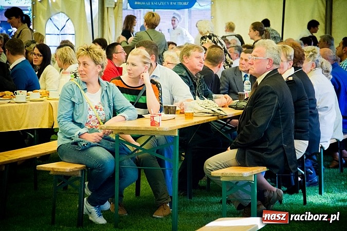 Zdjęcie w galerii na portalu naszraciborz.pl: Piosenka religijna w deszczu słodyczy! wiadomości z regionu