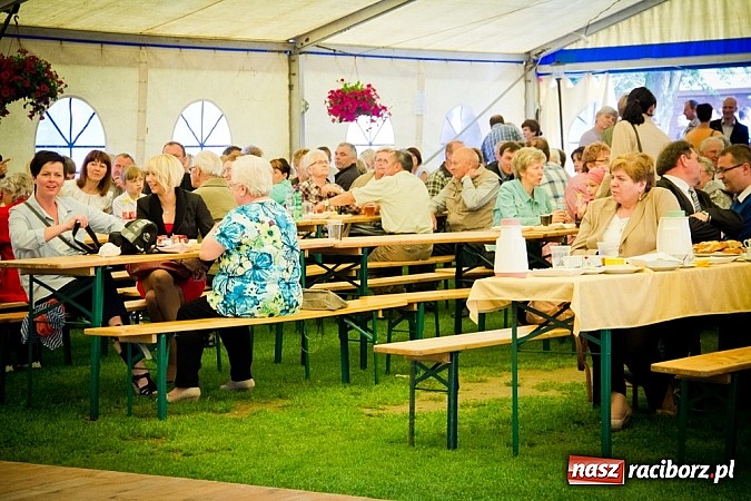 Zdjęcie w galerii na portalu naszraciborz.pl: Piosenka religijna w deszczu słodyczy! wiadomości z regionu