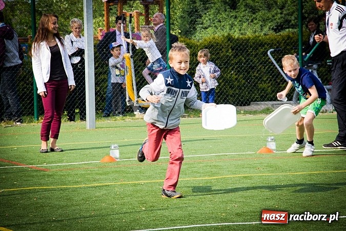 Zdjęcie w galerii na portalu naszraciborz.pl: Piosenka religijna w deszczu słodyczy! wiadomości z regionu